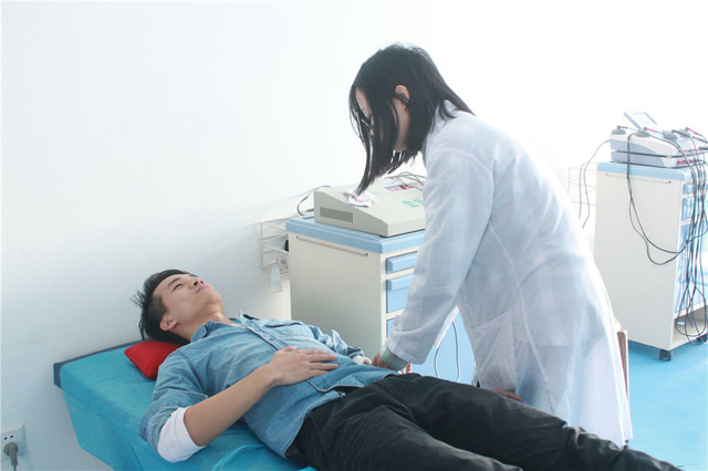 广东岭南现代技师学院实训室